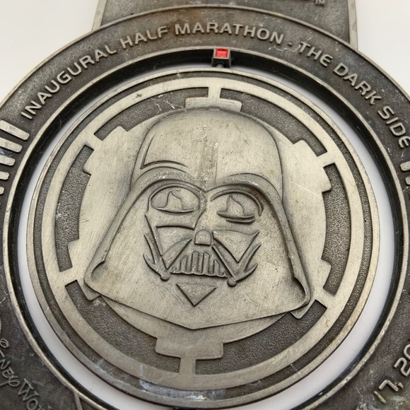 Disney World Star Wars Inaugural Half Marathon The Dark Side April 2016 Medal - Picture 6 of 11